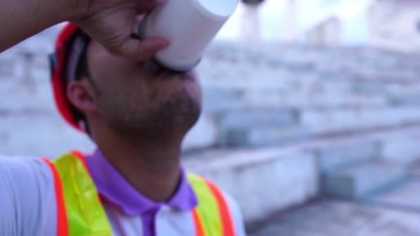 Ingeniero Trabajando Con Portátil Bebiendo Café Obra Construcción — Vídeos de Stock