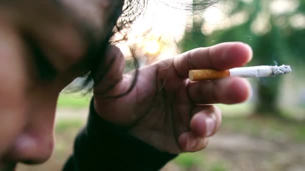 Filmaufnahmen Von Asiatischem Jungen Mann Beim Zigarettenrauchen — Stockvideo