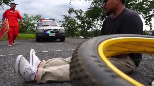 Filmagens Socorristas Fornecem Primeiros Socorros Para Feridos Acidente Estrada — Vídeo de Stock