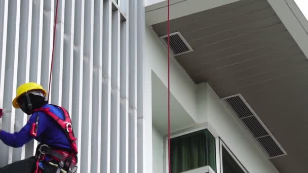 Filmaufnahmen Von Nicht Wiedererkennbaren Arbeitern Beim Fensterputzen Hochhäusern — Stockvideo