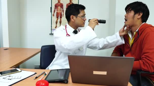 Koncepcja Zdrowia Lekarz Mówi Aby Komunikować Się Powiedzieć Objawy Dla — Wideo stockowe
