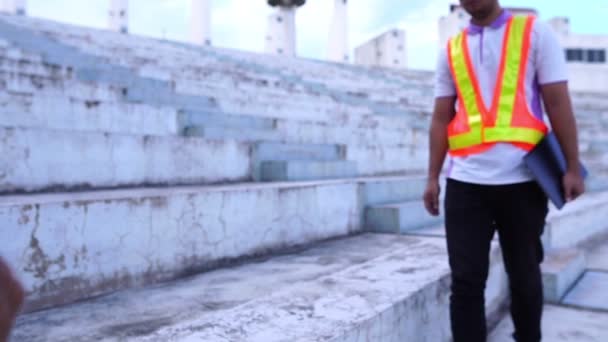 Engenheiro Que Trabalha Com Laptop Canteiro Obras — Vídeo de Stock