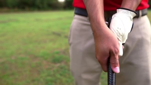 Asiatisk Man Spelar Golf Ängen — Stockvideo