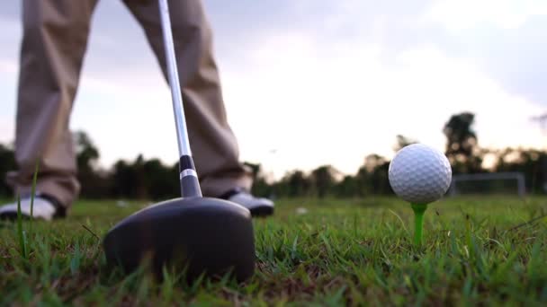 Muž Hrající Golf Louce — Stock video