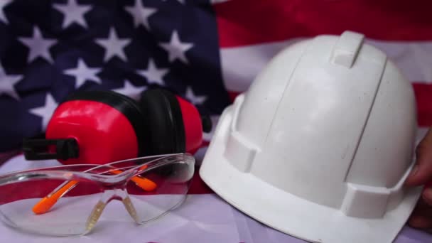 带硬礼帽和耳机的美国国旗 — 图库视频影像