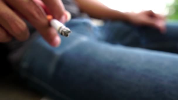 Asiáticos Hombres Están Fumando Fuera Del Parque Metraje Cámara Lenta — Vídeos de Stock