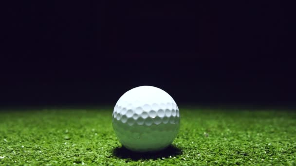 Desplazamiento Lento Del Balón Golf Sobre Hierba Verde — Vídeos de Stock