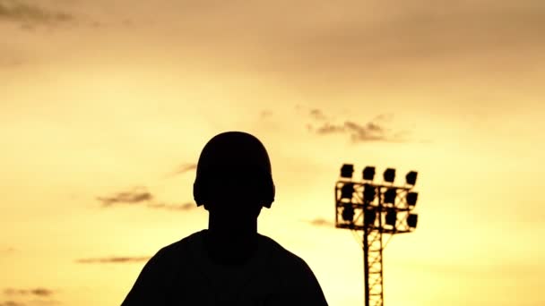 Ásia Homem Esportivo Roupa Jogar Beisebol — Vídeo de Stock