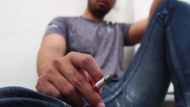 Asiáticos Hombres Están Fumando Fuera Del Parque Metraje Cámara Lenta — Vídeos de Stock