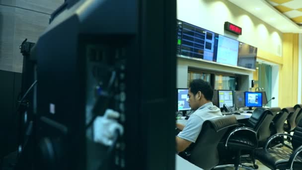 Engenheiros Asiáticos Estão Operando Sistema Controle Radiação — Vídeo de Stock