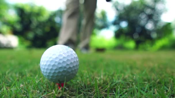 Golfer Üben Golfbälle Auf Dem Feld Schlagen — Stockvideo