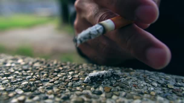 След Курящего Молодого Человека — стоковое видео