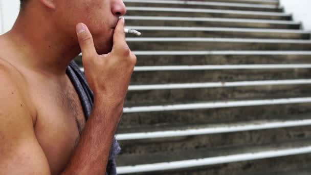 Ázsiai Férfiak Dohányoznak Park Felvételein Kívül Lassított Felvétel — Stock videók