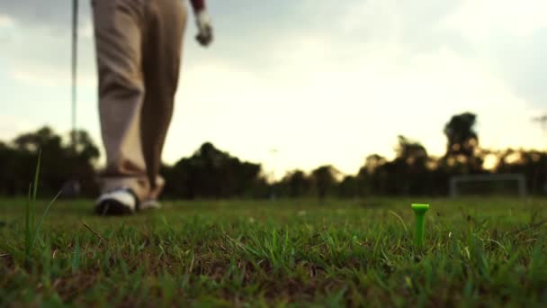 Man Spelar Golf Ängen — Stockvideo