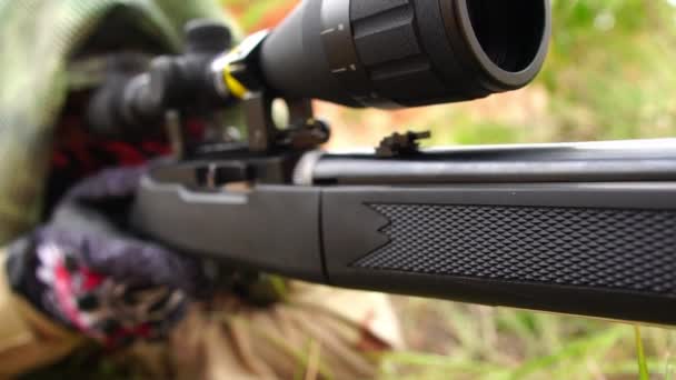 Hunter Med Pistol Skytte Utomhus — Stockvideo