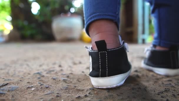 Filmaufnahmen Eines Kleinen Kindes Das Stiefeln Auf Dem Boden Steht — Stockvideo