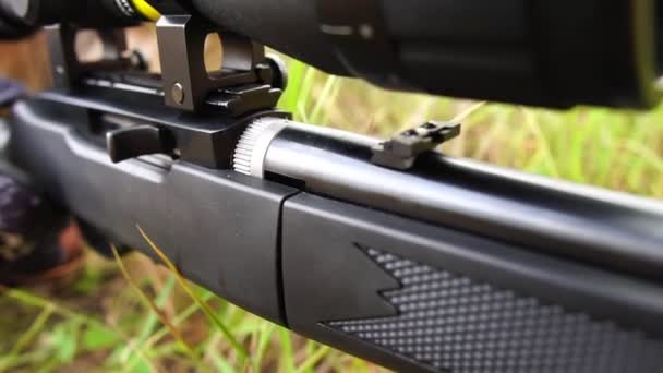 Hunter Med Pistol Skytte Utomhus — Stockvideo