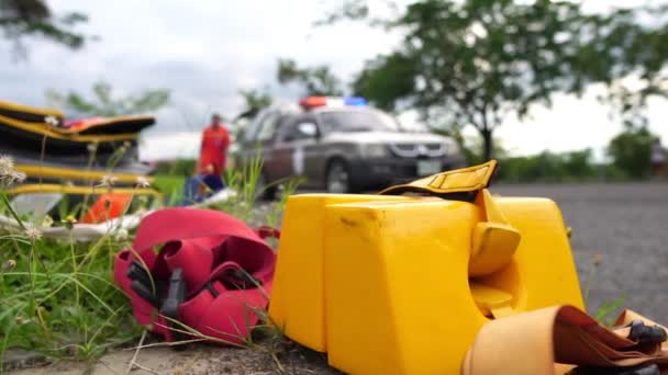 Bilder Räddningspersonal Ger Första Hjälpen Till Skadade Trafikolycka — Stockvideo