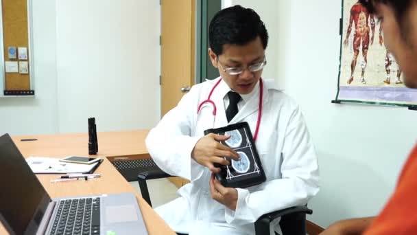 Koncepcja Zdrowia Lekarz Mówi Aby Komunikować Się Powiedzieć Objawy Dla — Wideo stockowe