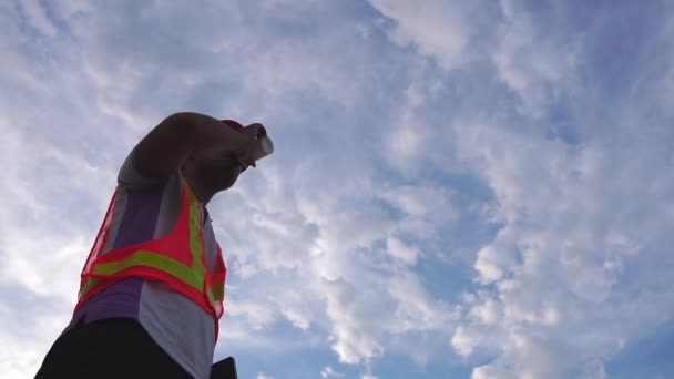 Ingeniero Trabajando Con Portátil Bebiendo Café Obra Construcción — Vídeos de Stock