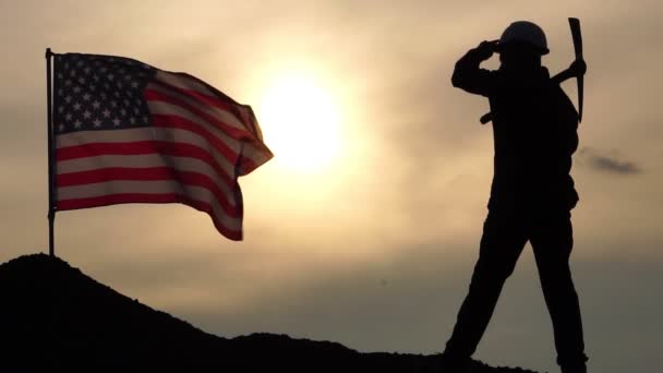 Werknemer Met Pikhouweel Heuvel Met Zwaaiende Usa Vlag Bewolkte Lucht — Stockvideo