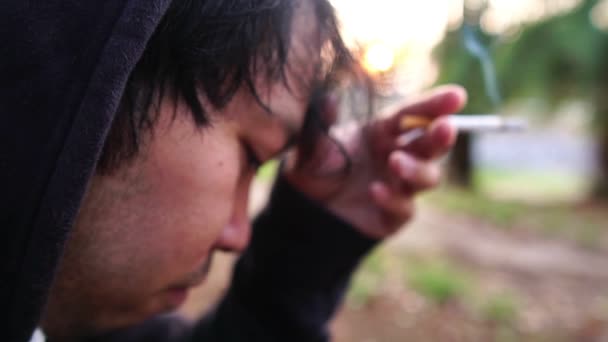 Filmagem Jovem Asiático Fumando Cigarro — Vídeo de Stock