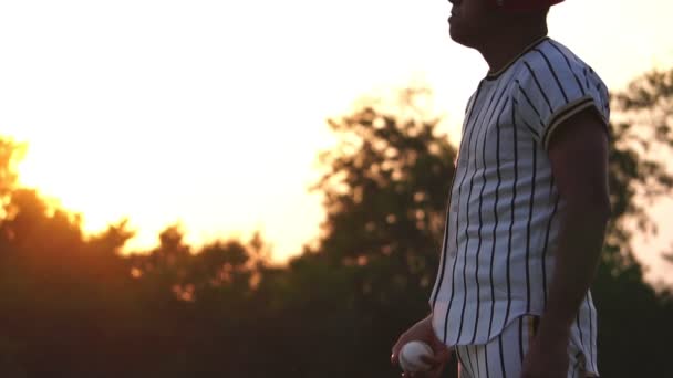 Азіатський Чоловік Спортивному Спорядженні Грає Бейсбол — стокове відео