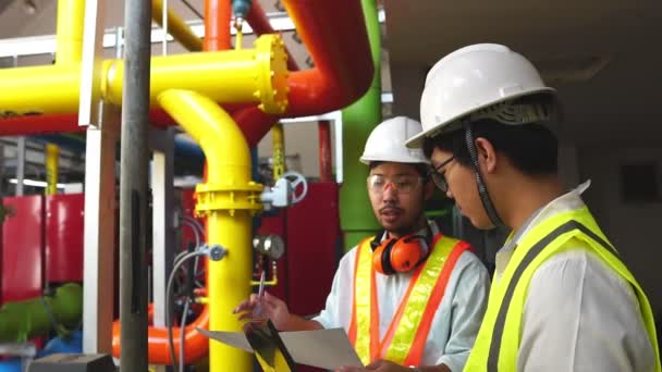 Ingénieurs Dans Une Usine Moderne — Video