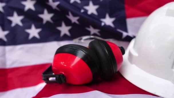 Amerikai Zászló Keménykalappal Fülhallgatóval — Stock videók