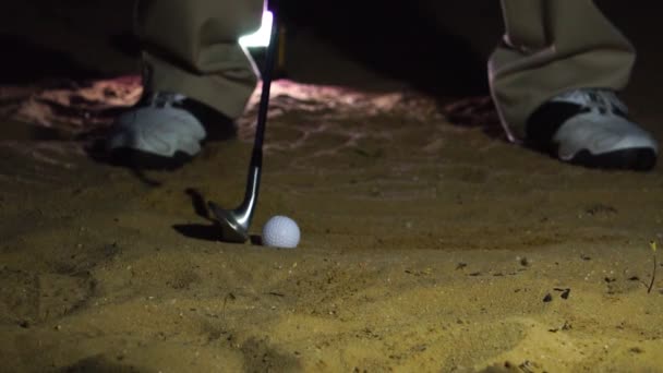 ゴルフをしている男の閉鎖 — ストック動画