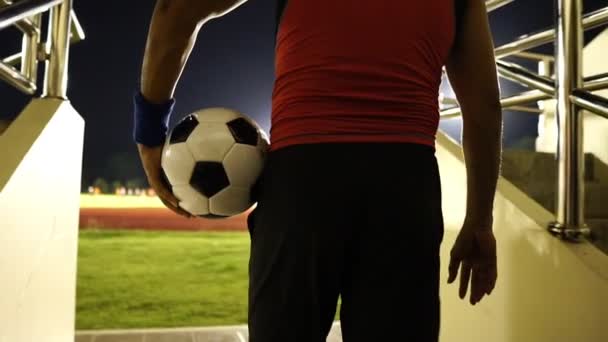 Футбольный Судья Держит Мяч Вышел Поле — стоковое видео