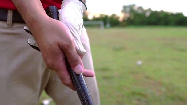 Asiatisk Man Spelar Golf Ängen — Stockvideo