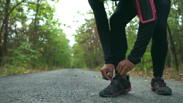 Asiatisk Man Löpare Binda Skosnören Samtidigt Sprintar Utomhus Naturskön Natur — Stockvideo