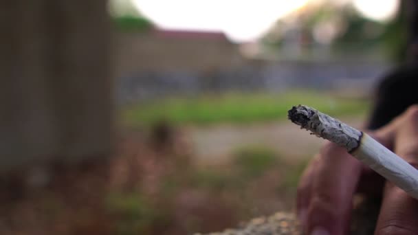 Filmagem Jovem Asiático Fumando Cigarro — Vídeo de Stock