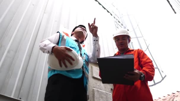 Cierre Los Trabajadores Asiáticos Sobre Los Planes Construcción — Vídeo de stock