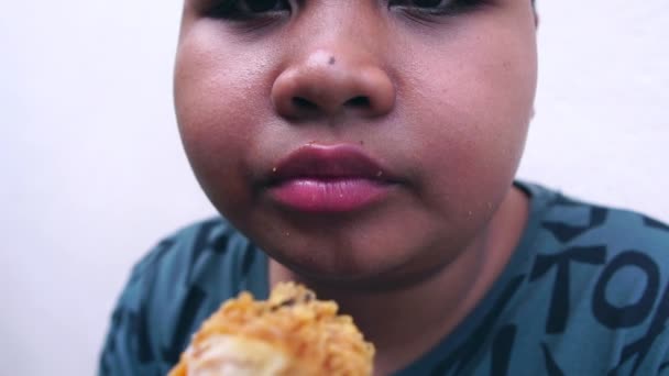 Otyłe Dzieci Szczęśliwie Jedzą Smażonego Kurczaka — Wideo stockowe