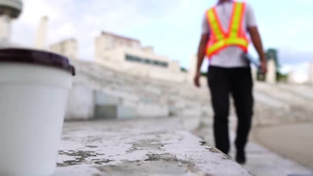 Ingénieur Travaillant Avec Ordinateur Portable Sur Chantier Construction — Video