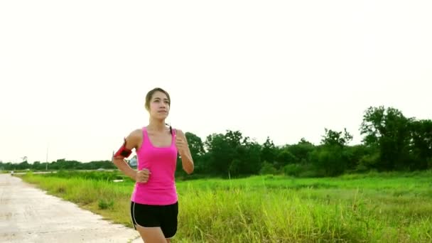 アジアの女性が喜んでジョギングをしていた — ストック動画