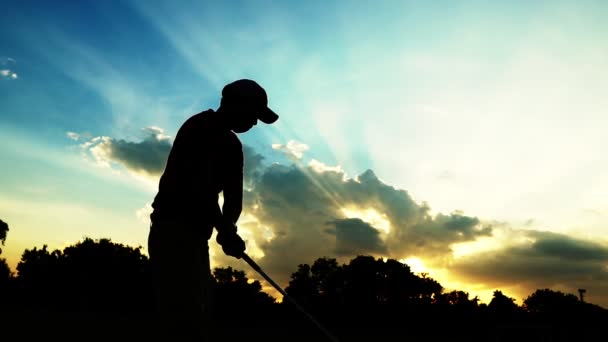 Gehakte Beelden Van Een Golfspelende Man — Stockvideo