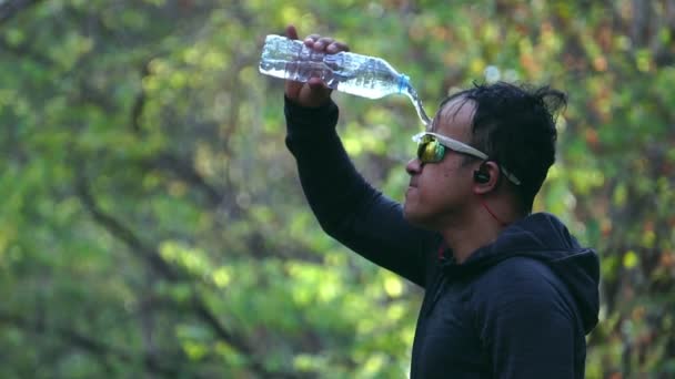 Man Löpare Dricksvatten Sprintning Utomhus Naturskön Natur — Stockvideo