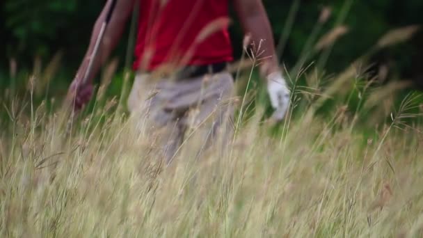 Asiat Spielt Golf Auf Wiese — Stockvideo
