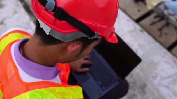 Engenheiro Que Trabalha Com Laptop Canteiro Obras — Vídeo de Stock