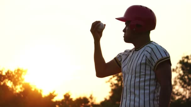 Asiatisk Man Sportig Outfit Spelar Baseball — Stockvideo