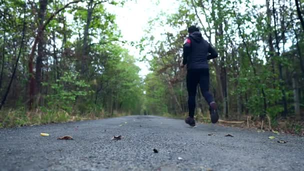 Asiatisk Man Löpare Sprintar Utomhus Naturskön Natur — Stockvideo