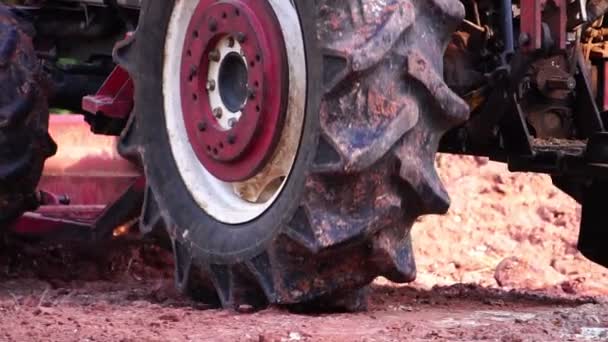 Záběry Traktoru Pracujícího Povrchem Země — Stock video