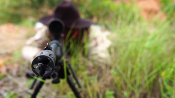 在户外用枪射击的猎人 — 图库视频影像