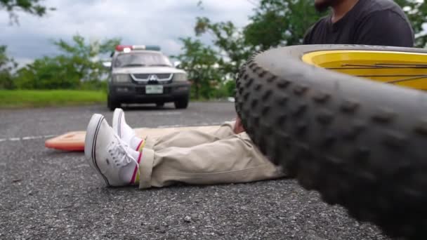 Záběry Motocyklové Pohotovosti Pohled Muže Leží Asfaltu Motocyklu Kola Točení — Stock video