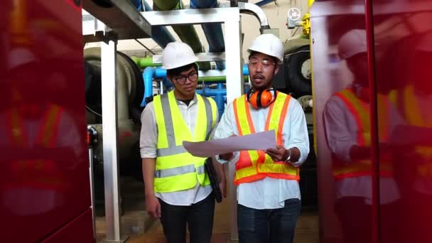 Modern Fabrikada Çalışan Mühendisler — Stok video
