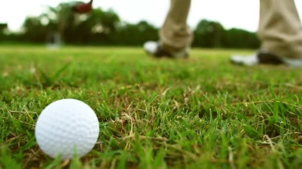 Vystřižené Záběry Muže Hrajícího Golf — Stock video