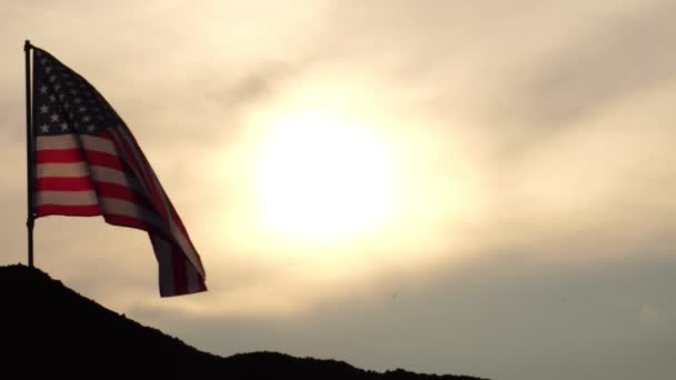 Werknemer Met Pikhouweel Heuvel Met Zwaaiende Usa Vlag Bewolkte Lucht — Stockvideo